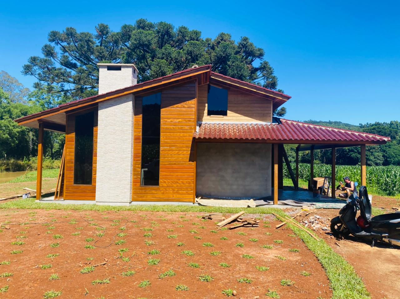 <p>As casas pré-fabricadas possuem seus componentes produzidos industrialmente antes das obras começarem.</p>

<p> </p>

<p>As peças são transportadas até o canteiro de obras e, com o uso de mão de obra especializada, são montadas de acordo com o projeto, o material utilizado e as orientações do fabricante.</p>
